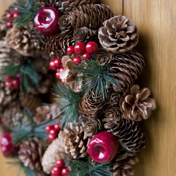 GreenBrokers Christmas Hanging Wreath 32cm Festive Pine Cones & Red Berries D1224