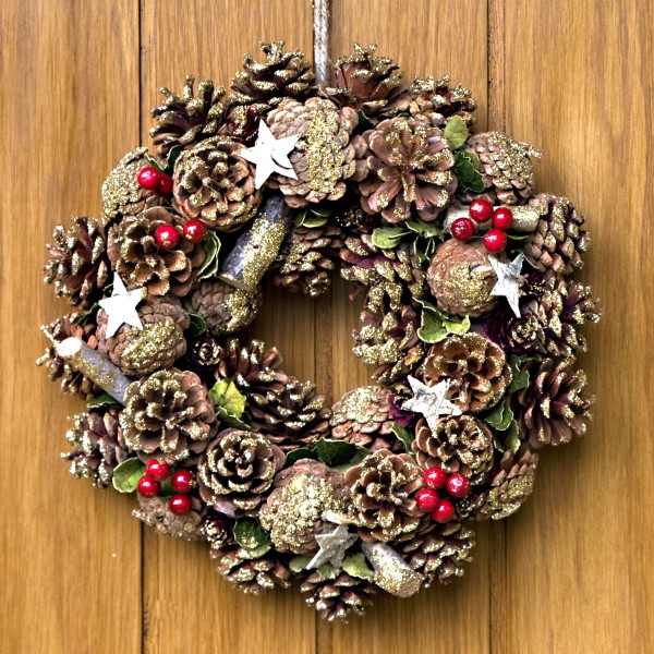 GreenBrokers Christmas Wreath 30cm Gold Pine Cones Red Berries Festive Decor D1236