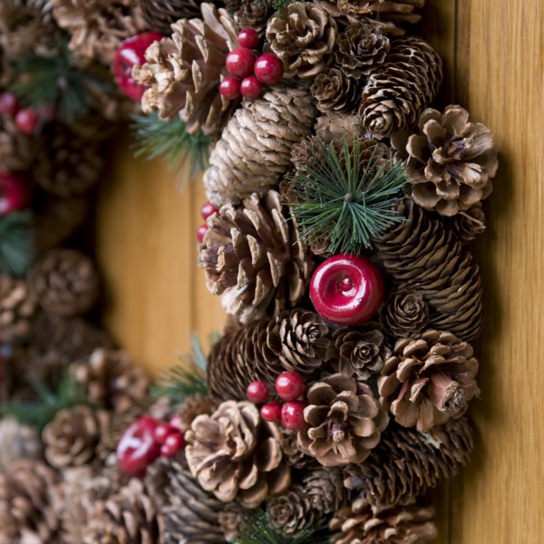 GreenBrokers Christmas Hanging Wreath 48cm Festive Pine Cones & Red Berries D1226