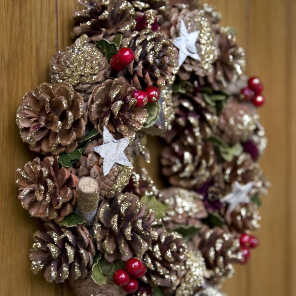 GreenBrokers Christmas Wreath 30cm Gold Pine Cones Red Berries Festive Decor D1236